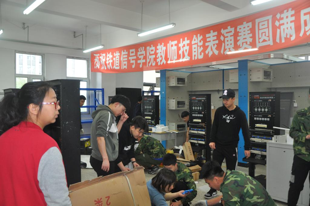 教师带领学生整理实训室