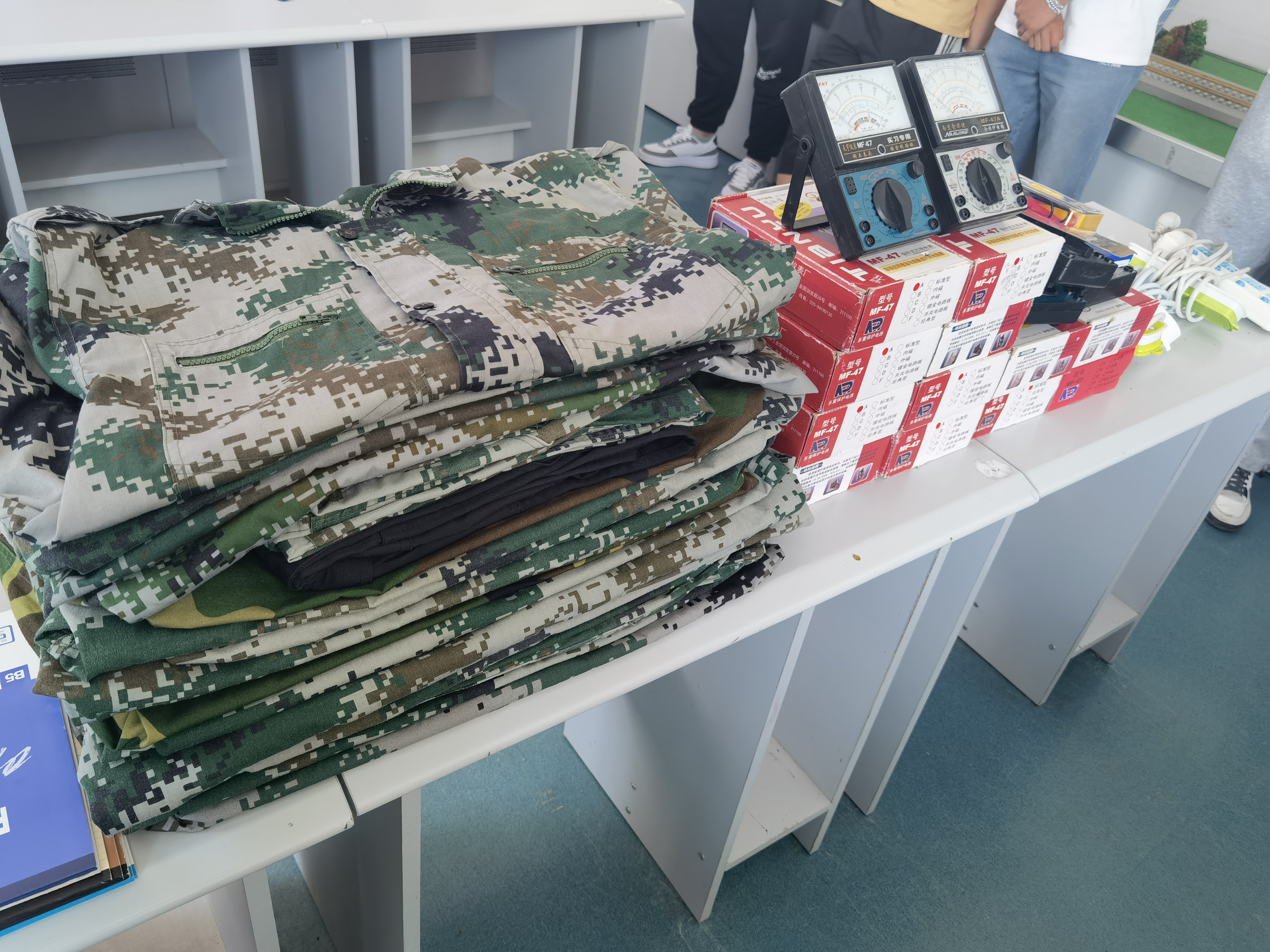 学生捐献军训服和万用表