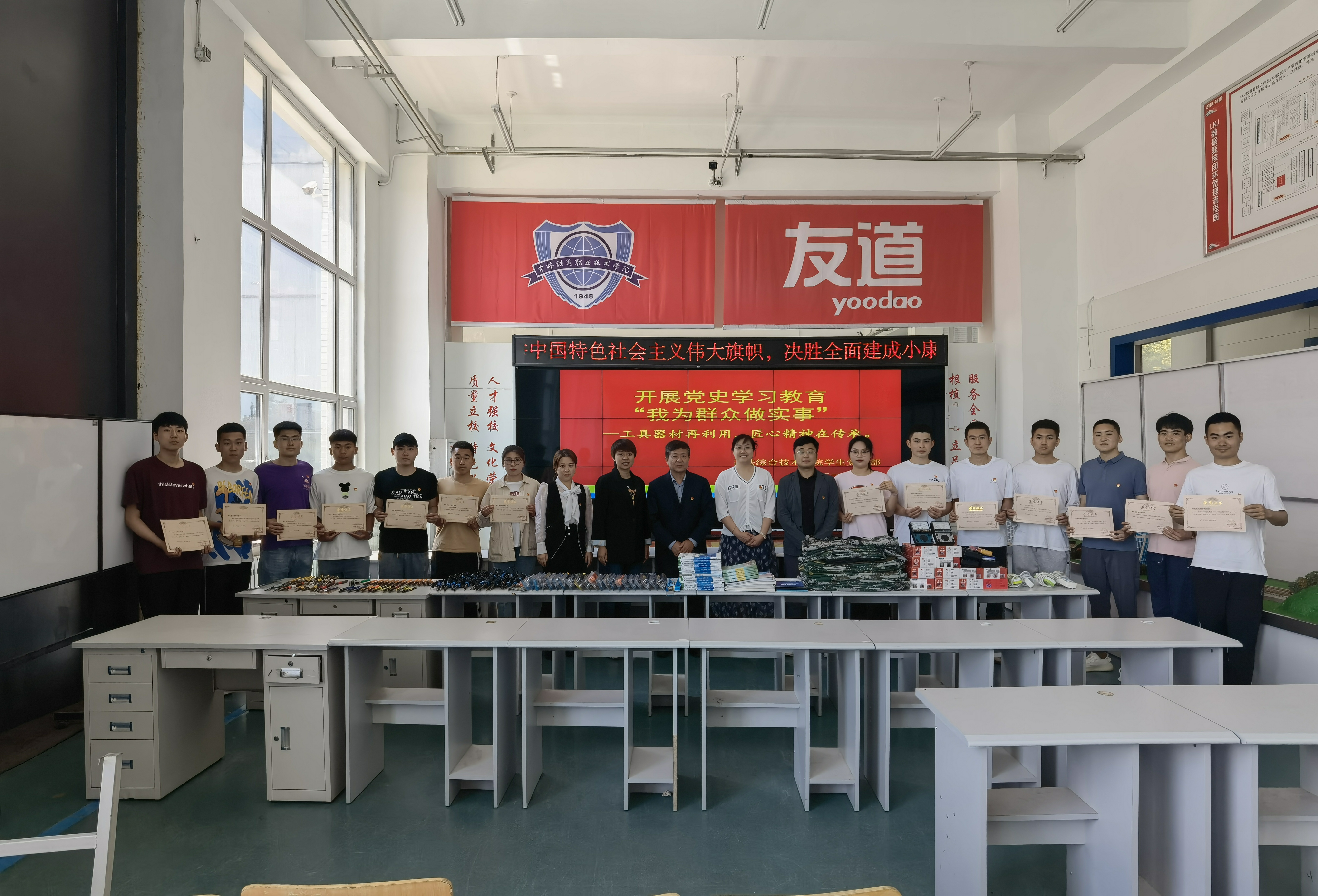 向学生党员颁发纪念证书