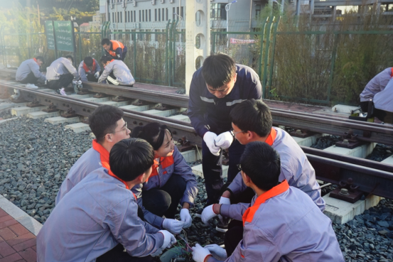 莫建国指导学生实训